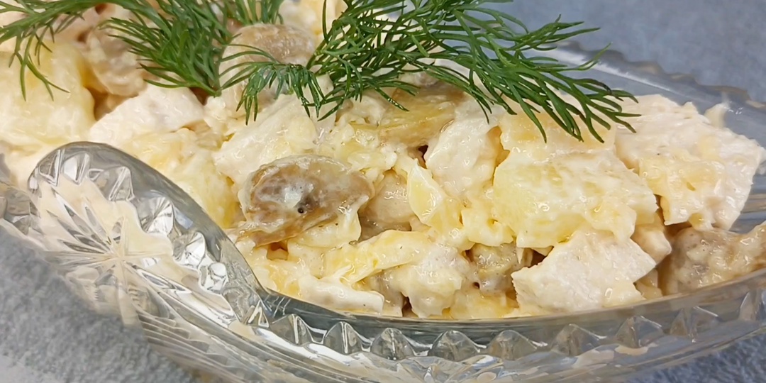 Салат праздничный с курицей и ананасом