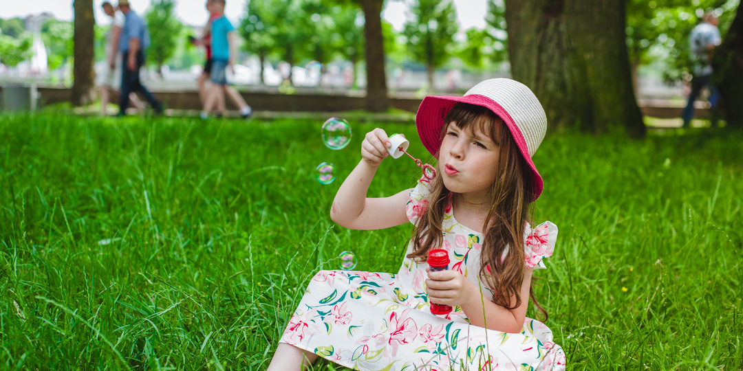 Лето с фантазией: 5 игр, которые развивают детей и радуют родителей