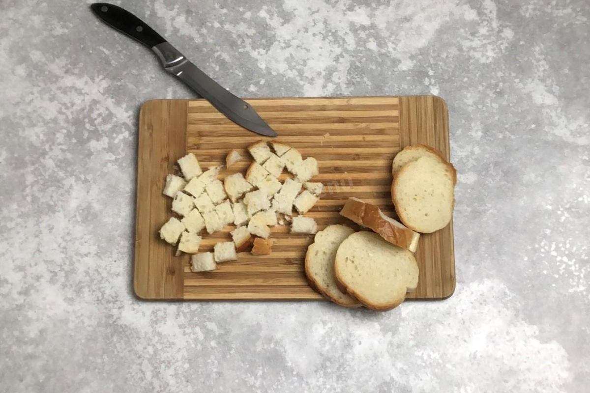 Батон нарежьте на небольшие кубики.