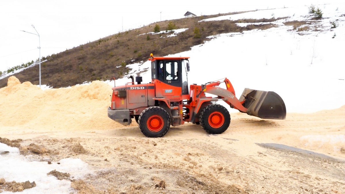    В столице Югры запасли 30 тысяч кубометров снега