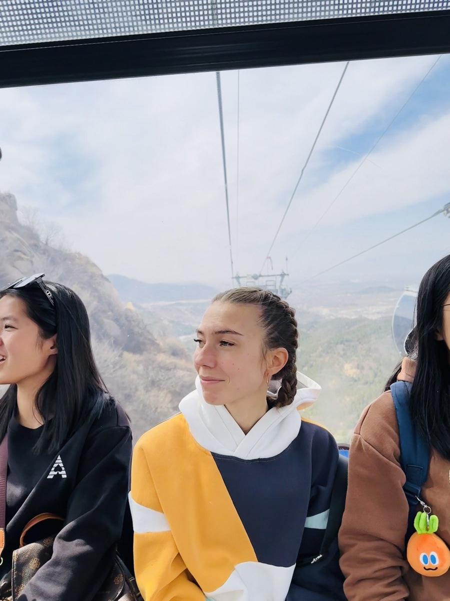 Места все сидячие. Канатная дорога короткая, поднялись быстро.