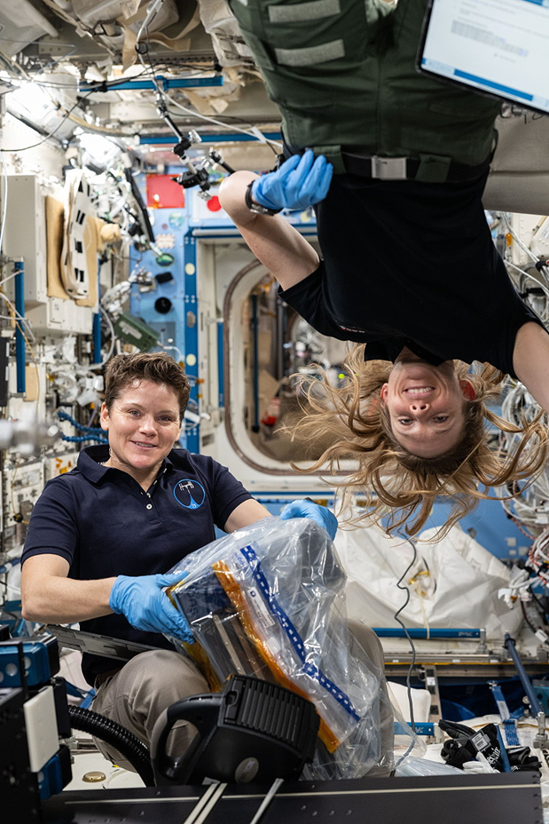 Энн Макклейн и Николь Эрс готовят научную аппаратуру к работе. Фото: nasa.blog.com