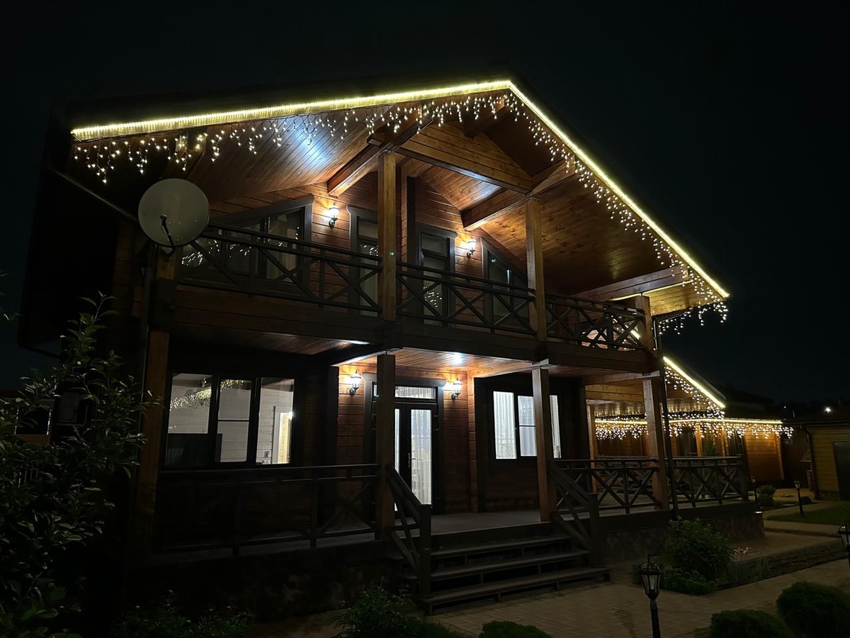 Услуги декоративной и новогодней подсветки фасада и крыши дома профессиональной светотехникой в Москве и Московской Области.