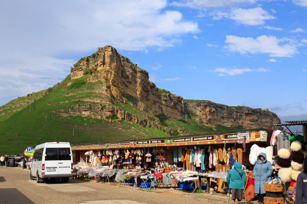 1. Перед входом на территорию туристов встречает небольшой рынок с местными сувенирами и не только.