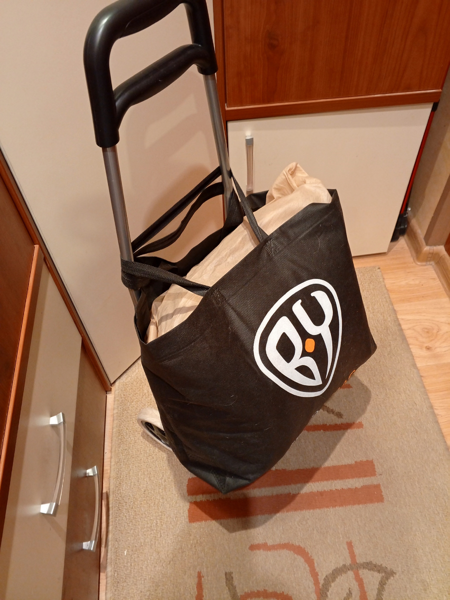 Посылка с вещами получилась тяжелой, 6 кг. Пришлось использовать тележку.