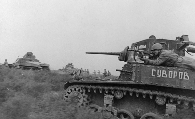 Пехотинец прицеливается из пистолета-пулемета, лежа на броне советского танка американского производства М3 «Стюарт», 1942 год.

Фотография: Ефим Копыт