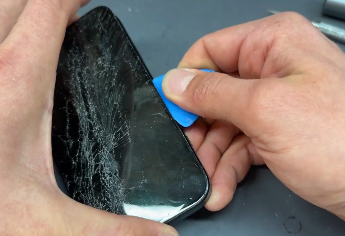 Как меняем экран на iPhone 16