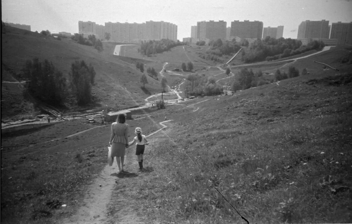 Дорога к святому источнику в Крылатских холмах в 80-е гг.