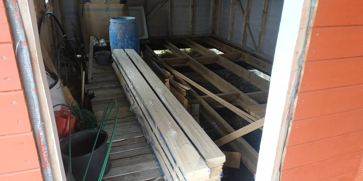 Доски для пола уже привезены. Слева от досок - "мостки". И разный хлам на временном хранении