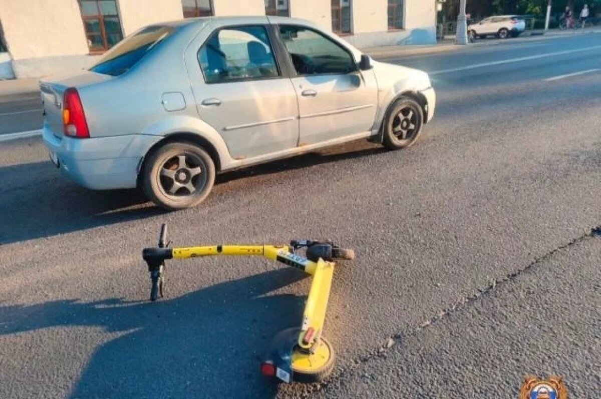    В Твери двое детей на самокате влетели в Renault на Советской улице