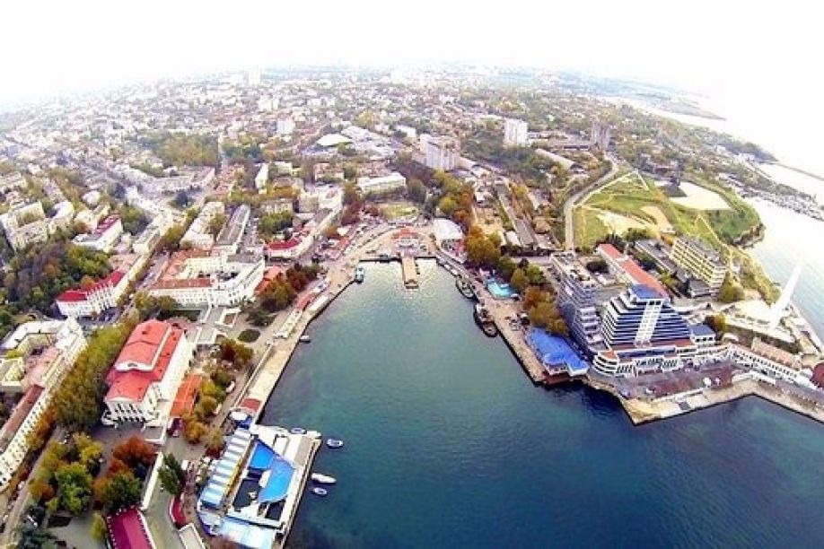 Артбухта с высоты птичьего полета. Вот прямо по курсу длинный выступ в море и есть причал паромов.