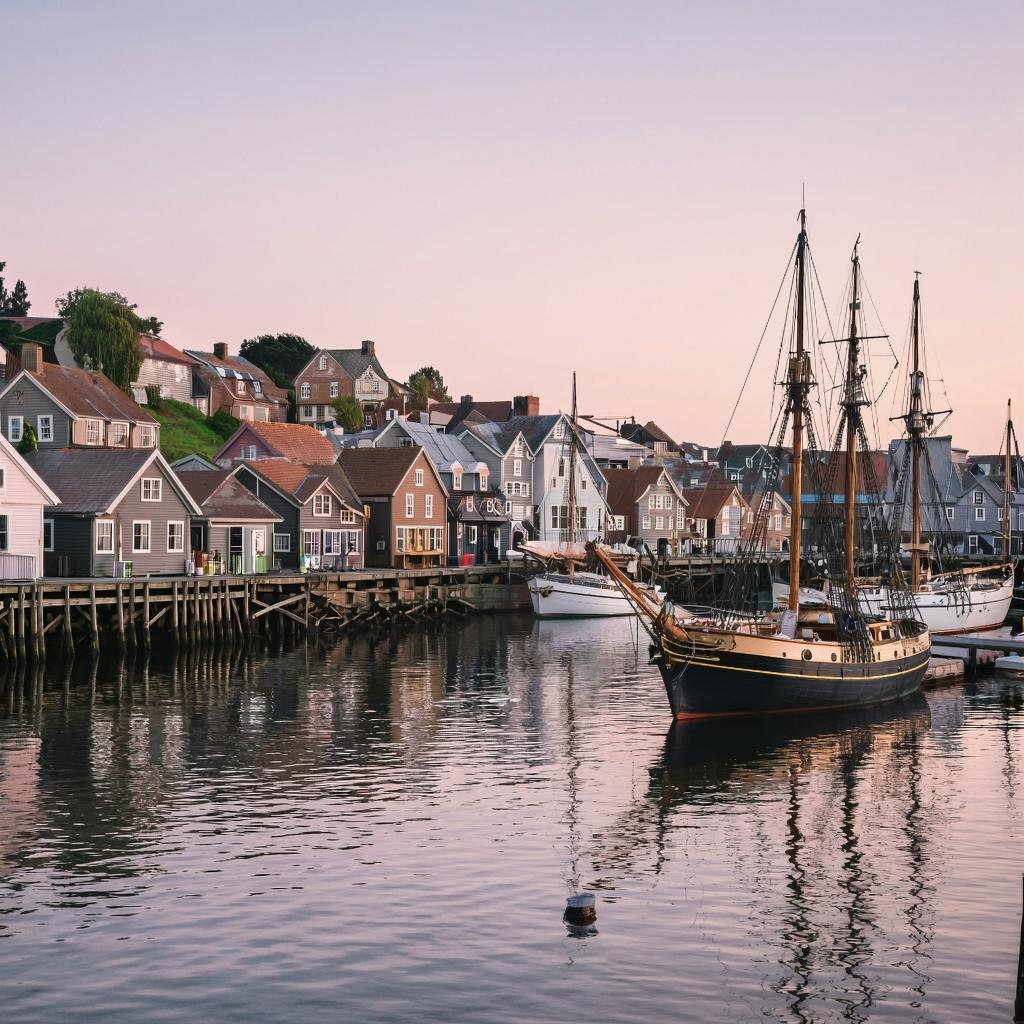 Маленький портовый город Йерба-Буэна в 1840-х годах: деревянные дома, парусные корабли у причала, спокойная гавань. 