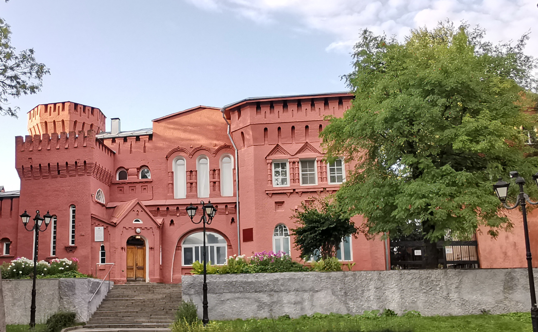 здание начального городского училища "в Память 1812 года", в наше время музей ВОВ