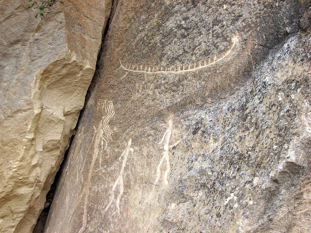 Изображение лодки с солнцем в носовой части и людей. Зигзаги обозначают дождь и облака