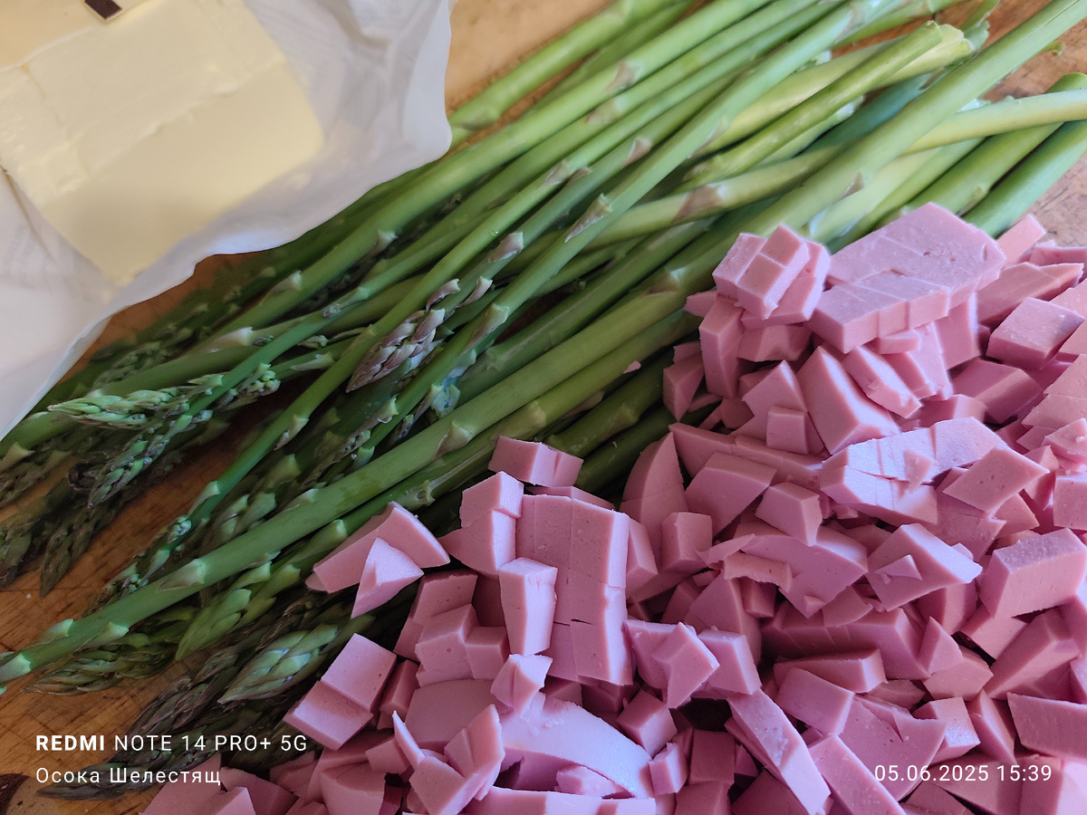 Все, что нужно - спаржа с собственной грядки, колбаска и сливочное масло.