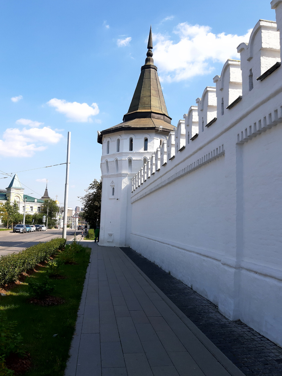 Мощные стены и башни Данилова ставропигиального мужского монастыря. Москва.