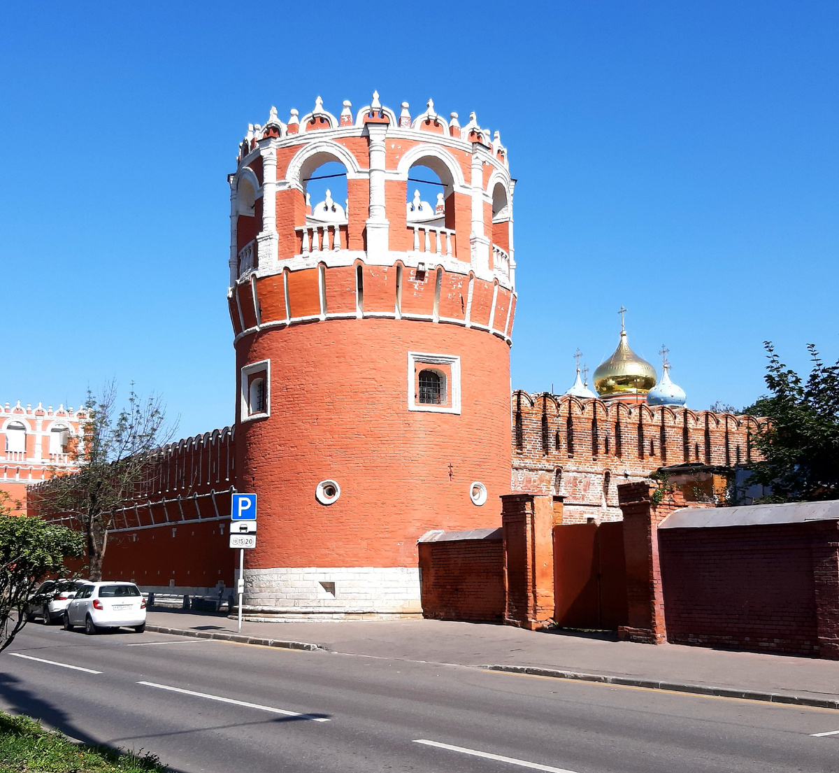 Мощные стены и башни. Донской ставропигиальный мужской монастырь. Москва.