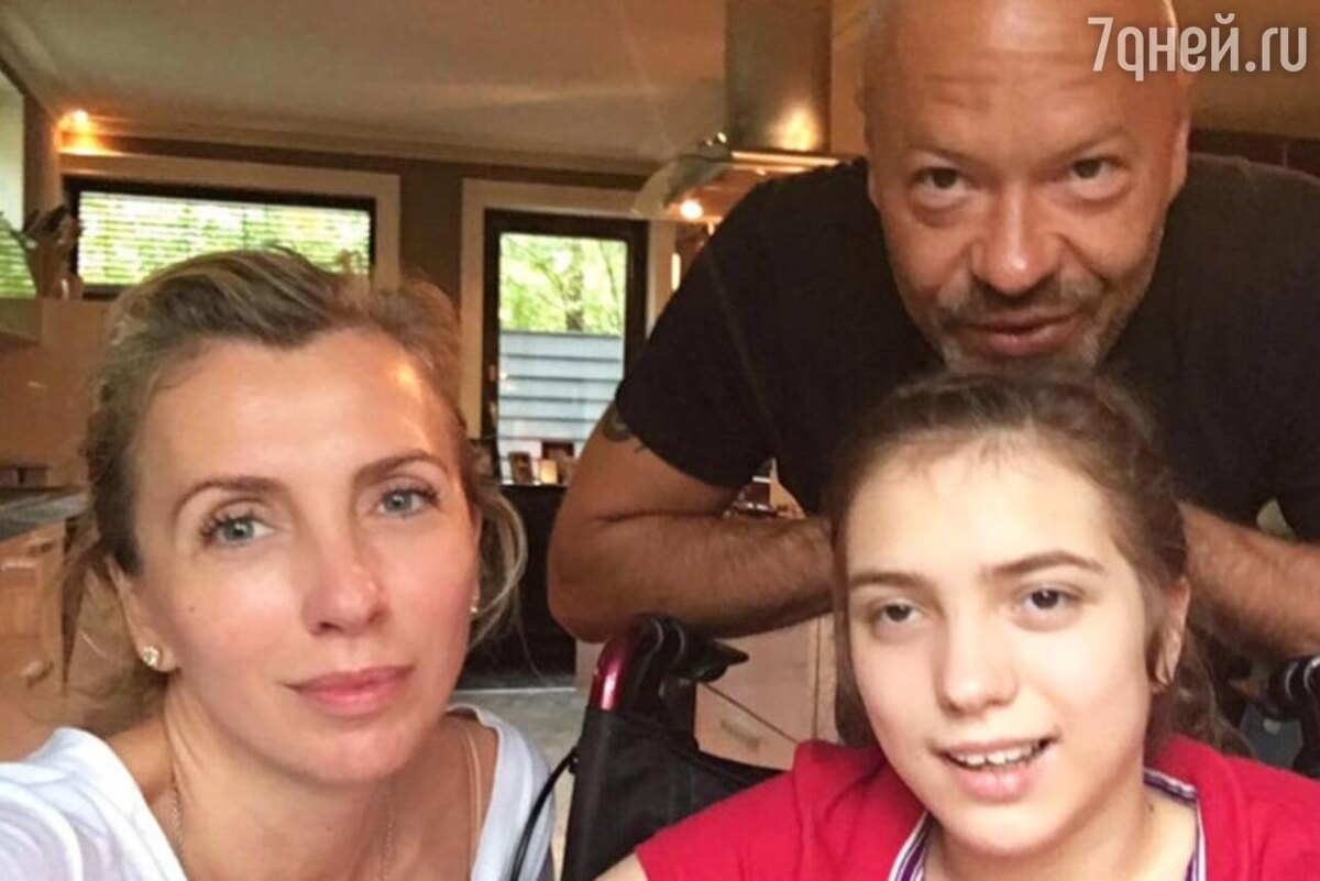    Федор Бондарчук с бывшей женой и дочкой Варварой Соцсети