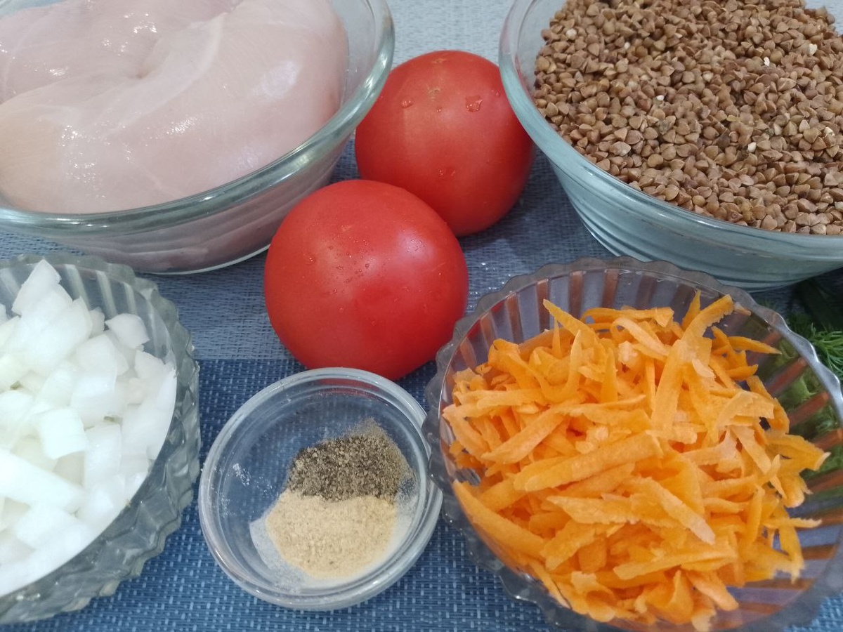 Ингредиенты для приготовления гречневой каши с овощами и филе