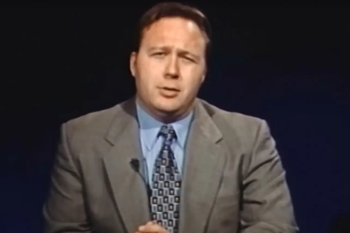 Кадр из видео расследования Алекса Джонса