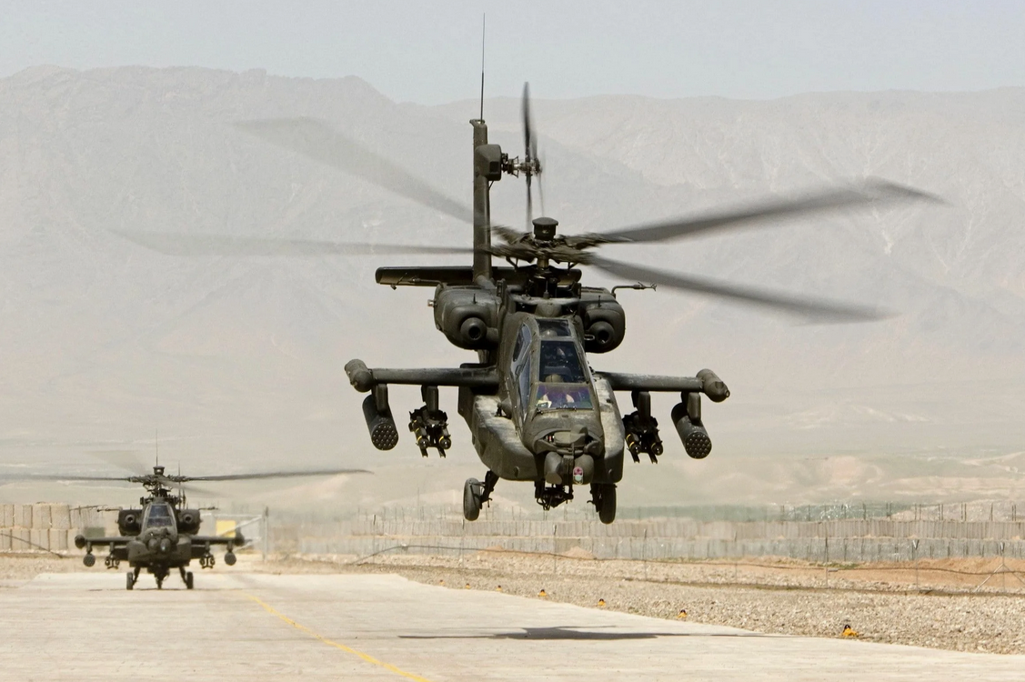 McDonnell Douglas (ныне Боинг) AH-64 Apache снят с серийного производства. А вот достойного преемника у него нет. В США потратили кучу денег и перебрали не менее десятка вариантов. Но в итоге так ни на чем и не остановились. Фото Армия США