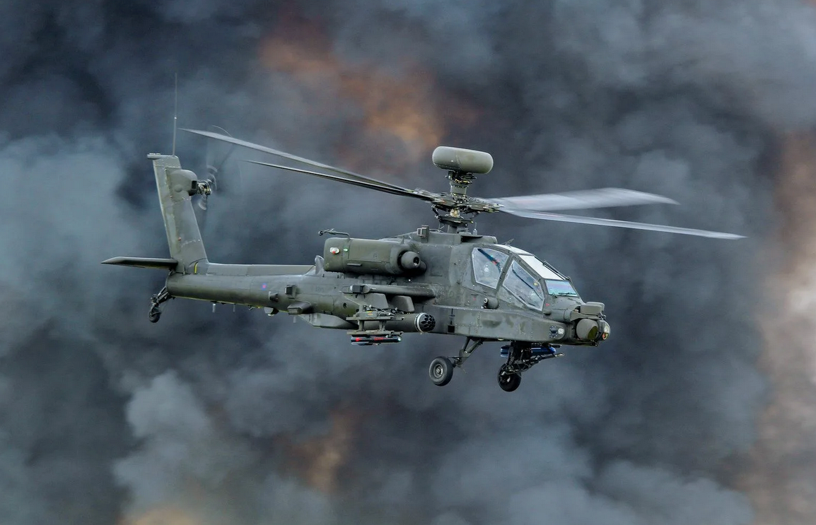 AH-64 Apache с ракетой AGM-114 Hellfire это то, что долго сниться иракским танкистам в самых лютых кошмарах. Только в ходе "Бури в пустыне" они уничтожили, по самым скромным подсчётам, более 280 танков. Фото армия США