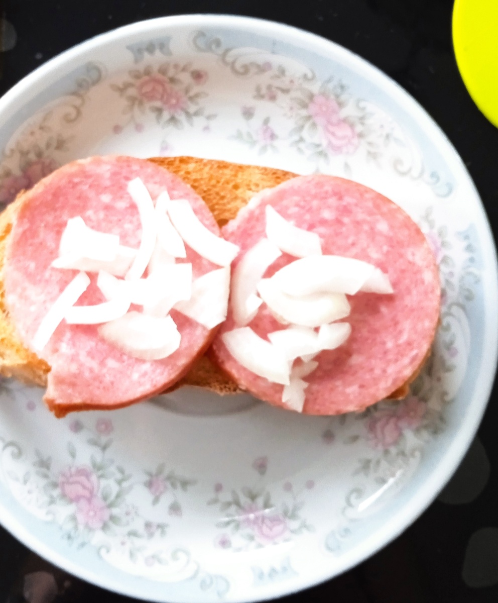 Репчатый лук (обильно) НА варёно копчёную/сырокопчёную, а не под неё, потому что жирок от колбасы должен пропитать гренку, чтобы она не была сухой без соуса. А соус к бульону будет лишним.