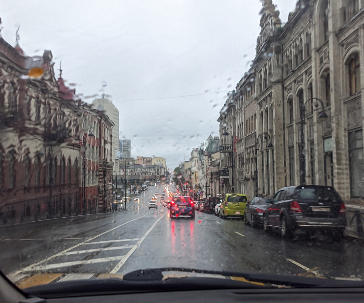 Любимая Светланская вечером. С появлением светофоров на повороте на Уборевича добавилось пробочных мест, но мы проскочили. 