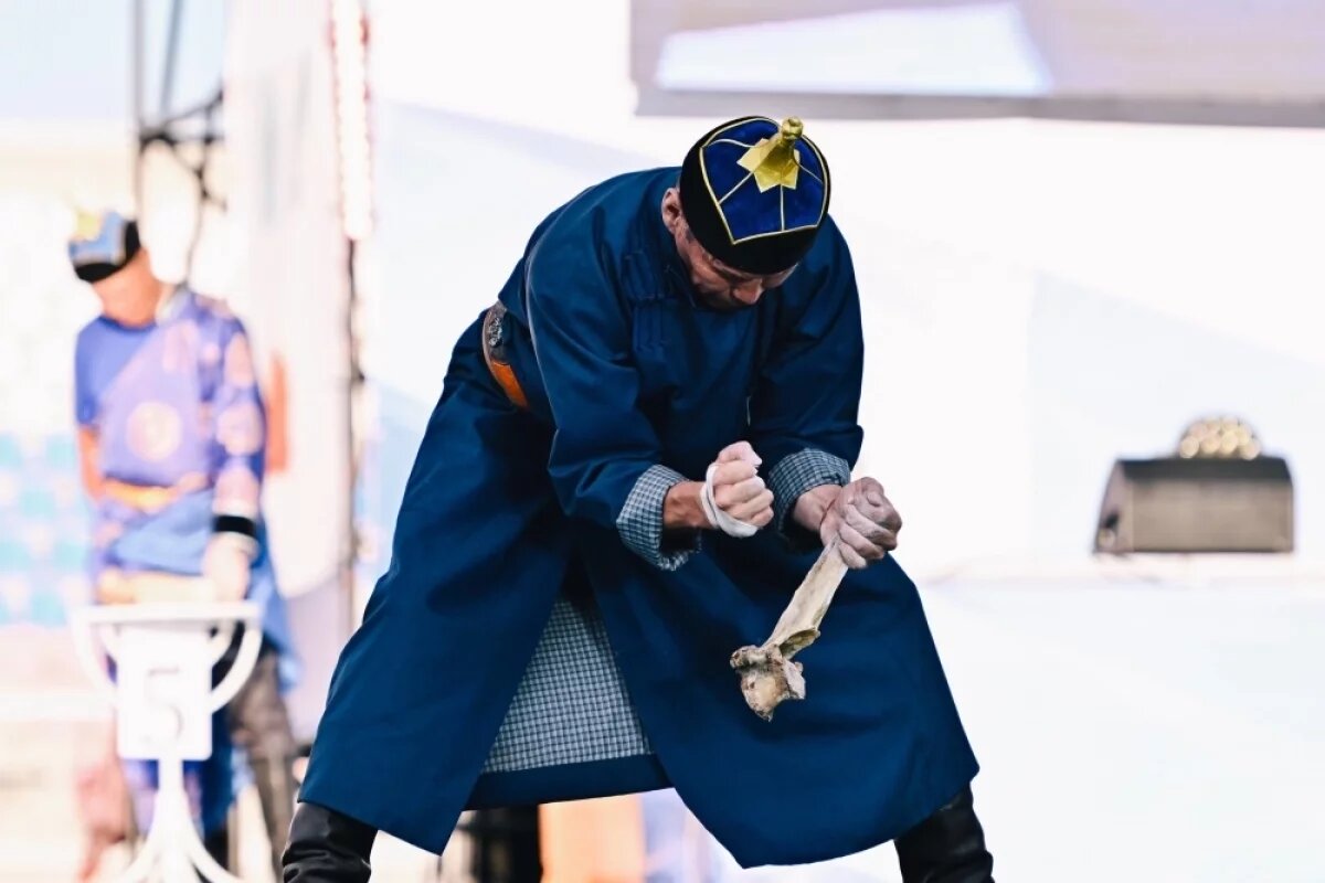    Разбивание хребтовой кости, или hэер шаалган - важная часть культурного кода Бурятии.