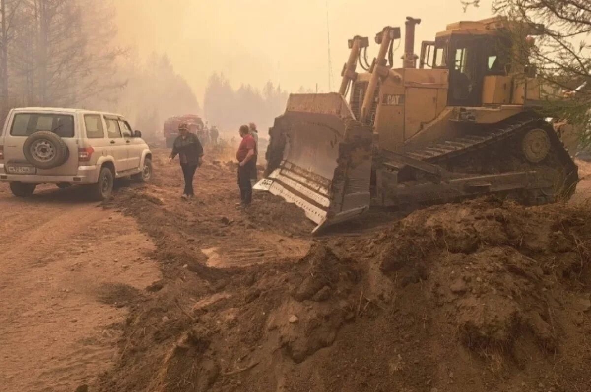    Большегрузная техника помогает бороться с пожарами.