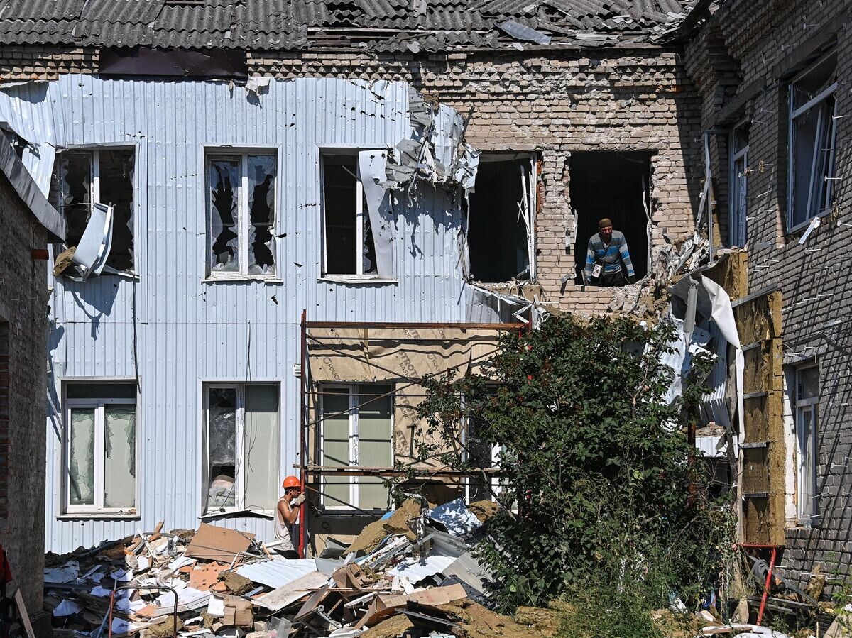    Разрушенное здание Волновахской центральной районной больницы© РИА Новости