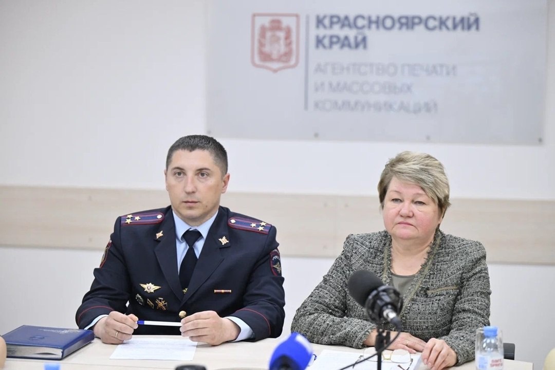 На фото: врио начальника управления организации деятельности участковых уполномоченных полиции и подразделений по делам несовершеннолетних ГУ МВД России по Красноярскому краю, полковник полиции Андрей Веремьёв и первый заместитель министра образования Красноярского края Наталья Анохина.