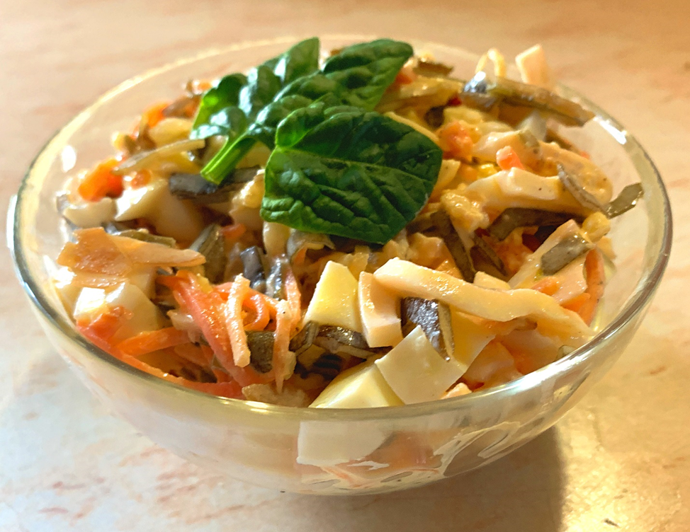 Салат с кальмарами, морской капустой и морковью