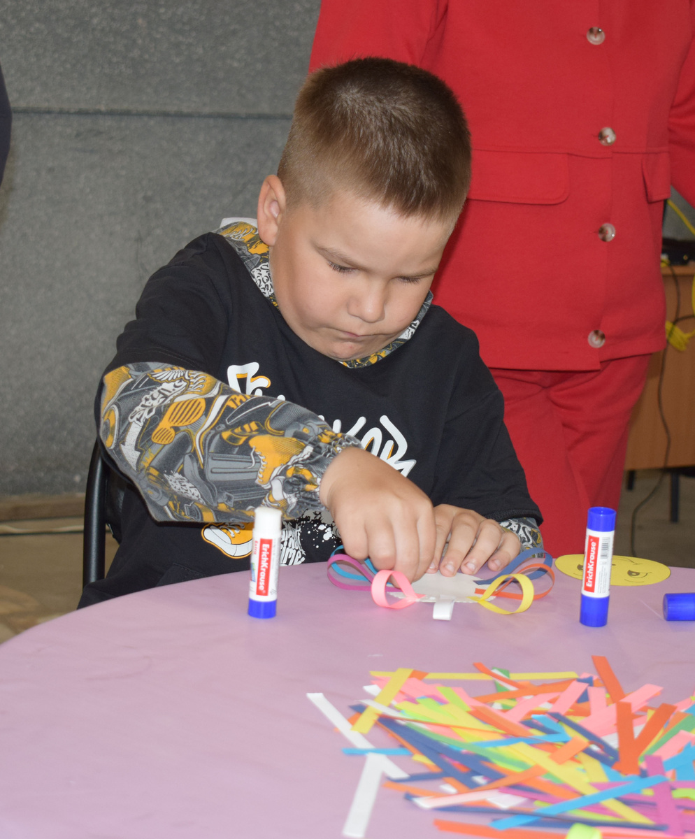 На площадке Агинской детской школы искусств свои творческие способности могли проявить дети самых разных возрастов. На фото Михаил Чудаков. 