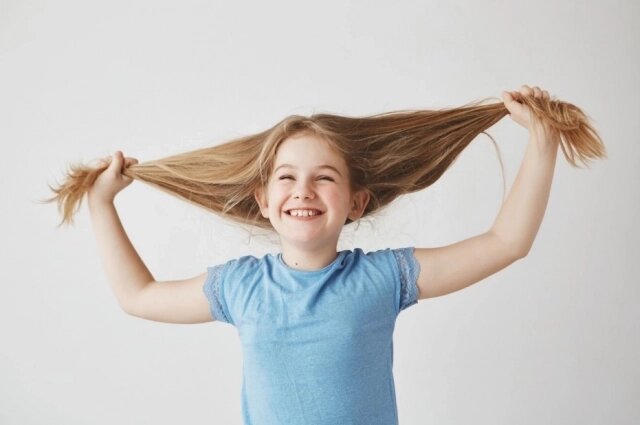    Чем длиннее и гуще волосы, тем они дороже. Фото: www.freepik.com