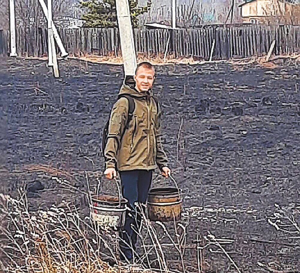    Стас Суханов, участвуя в тушении пожара, не заметил, как оплавились его собственные кроссовки. Фото: Кадр видео