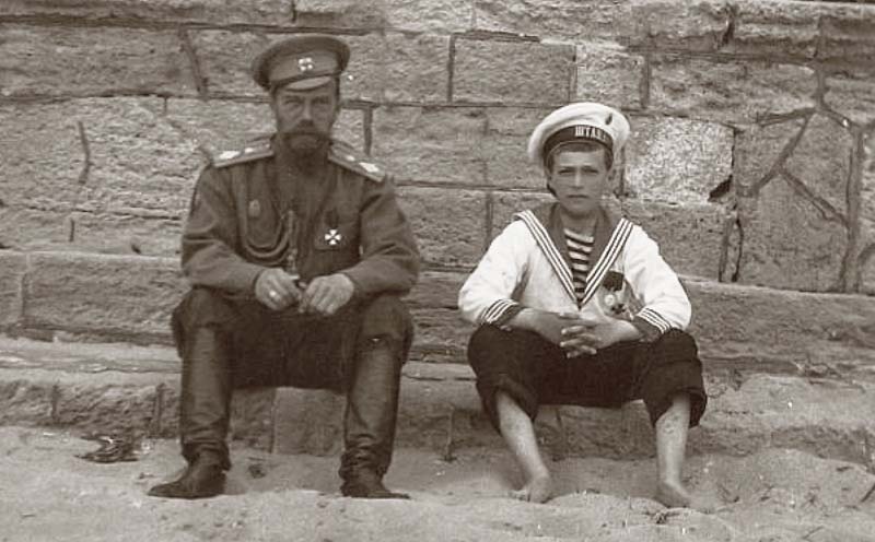 Николай II с сыном Алексеем