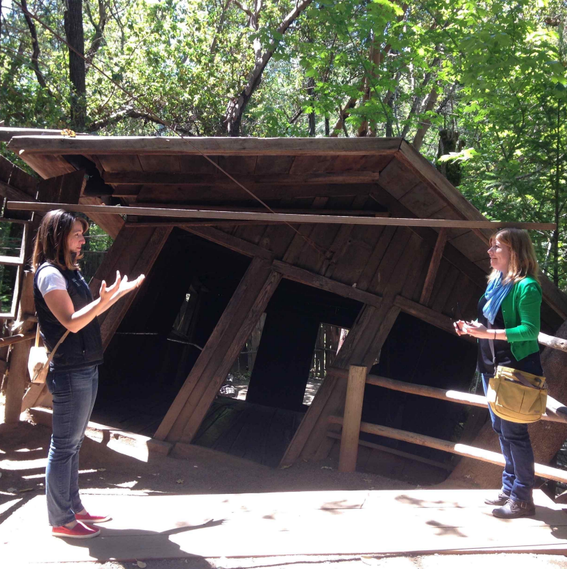 Демонстрация эффекта изменения роста: люди меняются местами, и их относительный рост визуально меняется