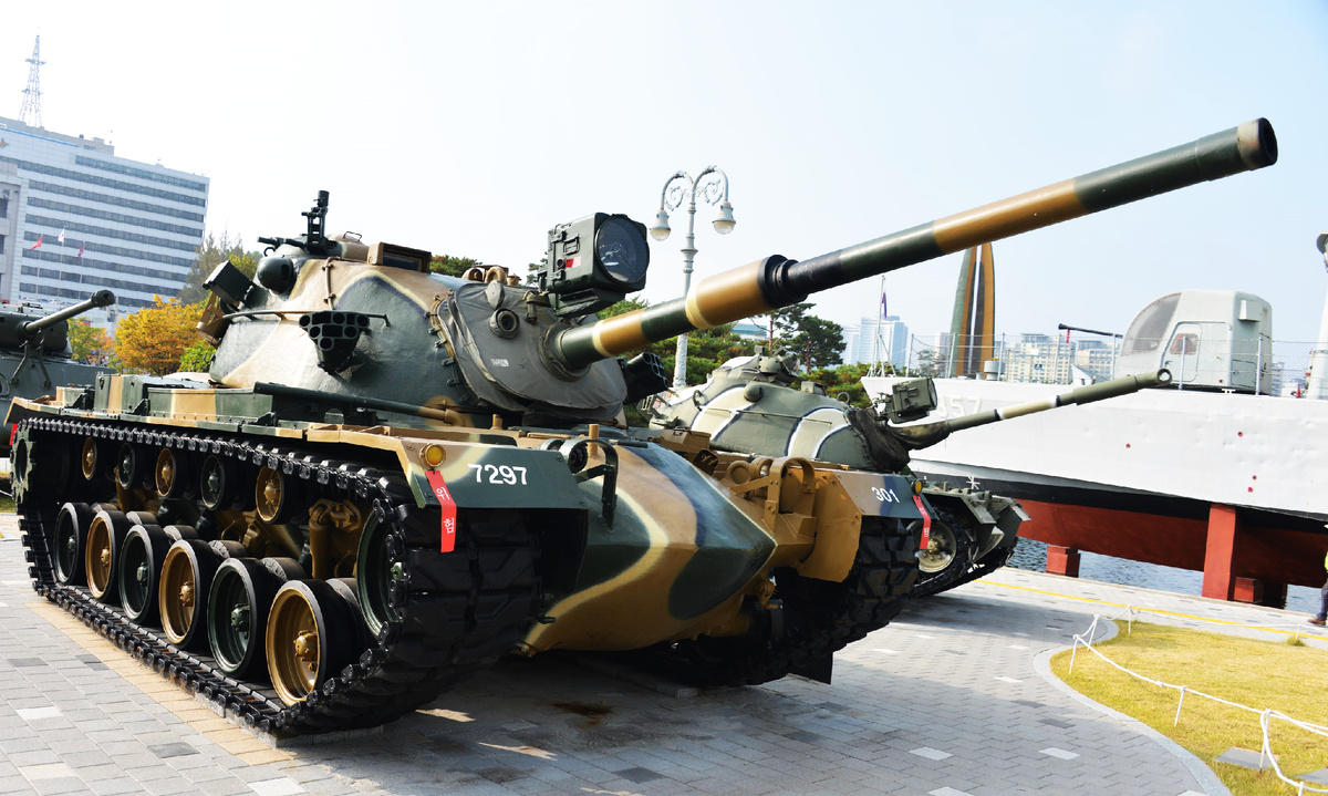 Южнокорейские танки М48A5K и M48A3K (на заднем плане).