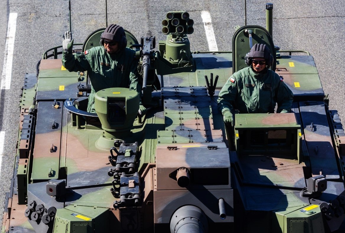 Командир и наводчик-оператор K2GF.