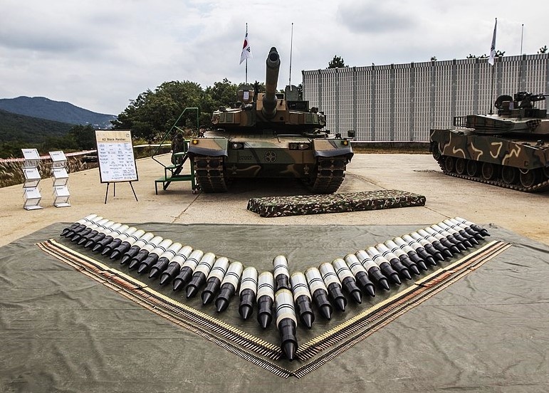 Перед танком уложены выстрелы с многоцелевым ( кумулятивно-осколочным) снарядом К280 , а также патронные ленты к спаренному и зенитному пулеметам.