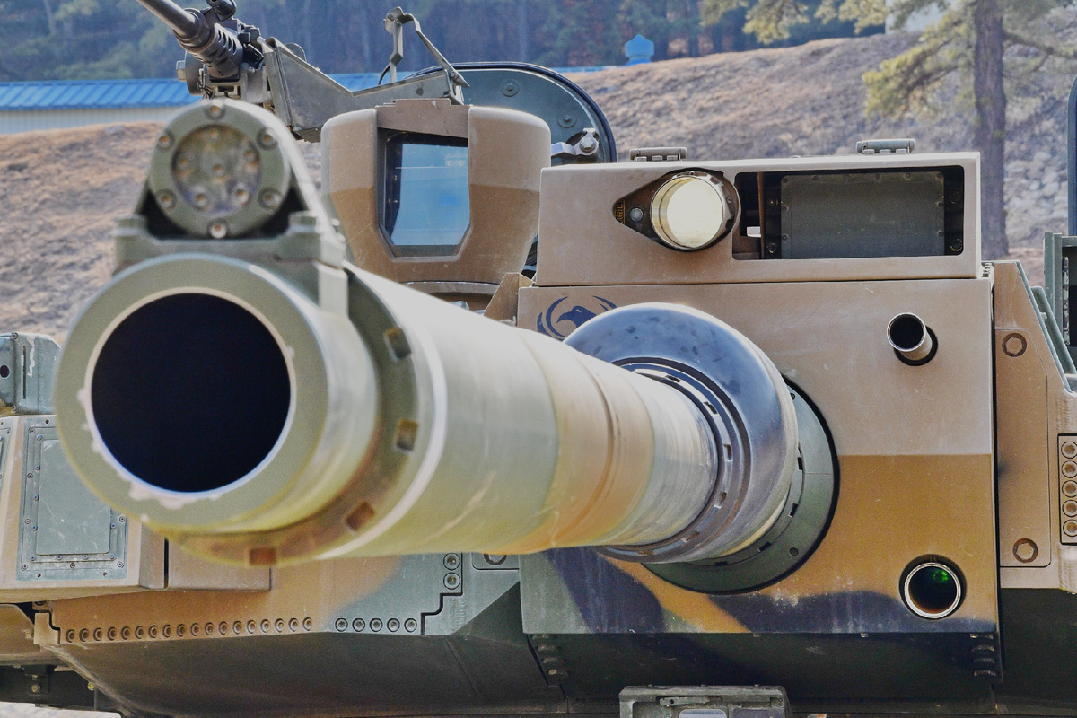 В орудийной маске над стволом пушки круглый объектив- излучатель оптико-электронной системы учета теплового изгиба ствола, прямоугольный объектив- предположительно, антенна системы " свой-чужой" ( IFF/SIF). Правее ствола кожух спаренного 7,62мм пулемета , внизу- входное окно вспомогательного телескопического прицела наводчика. 