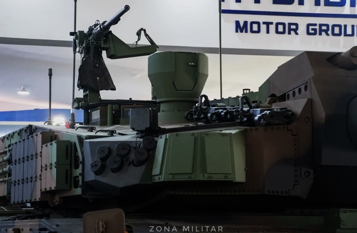 Головная часть командирского панорамного прицела на польском К2GF и модули MAWS и VIRSS правой скулы башни.