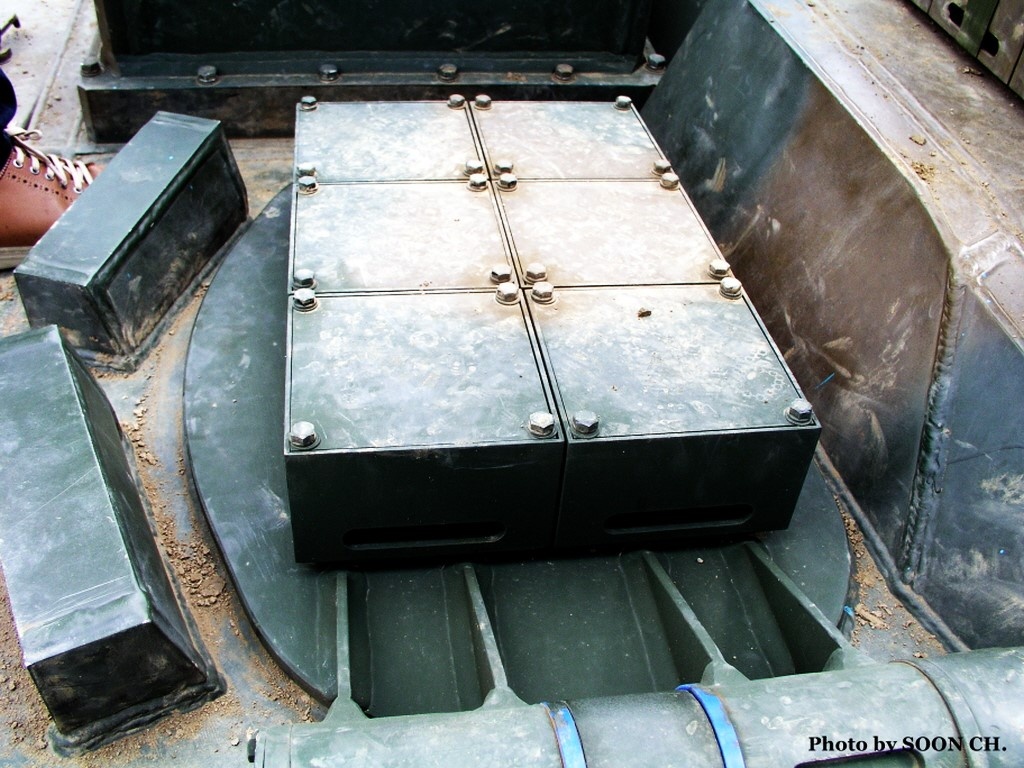 ... и на крышке люка наводчика-оператора.