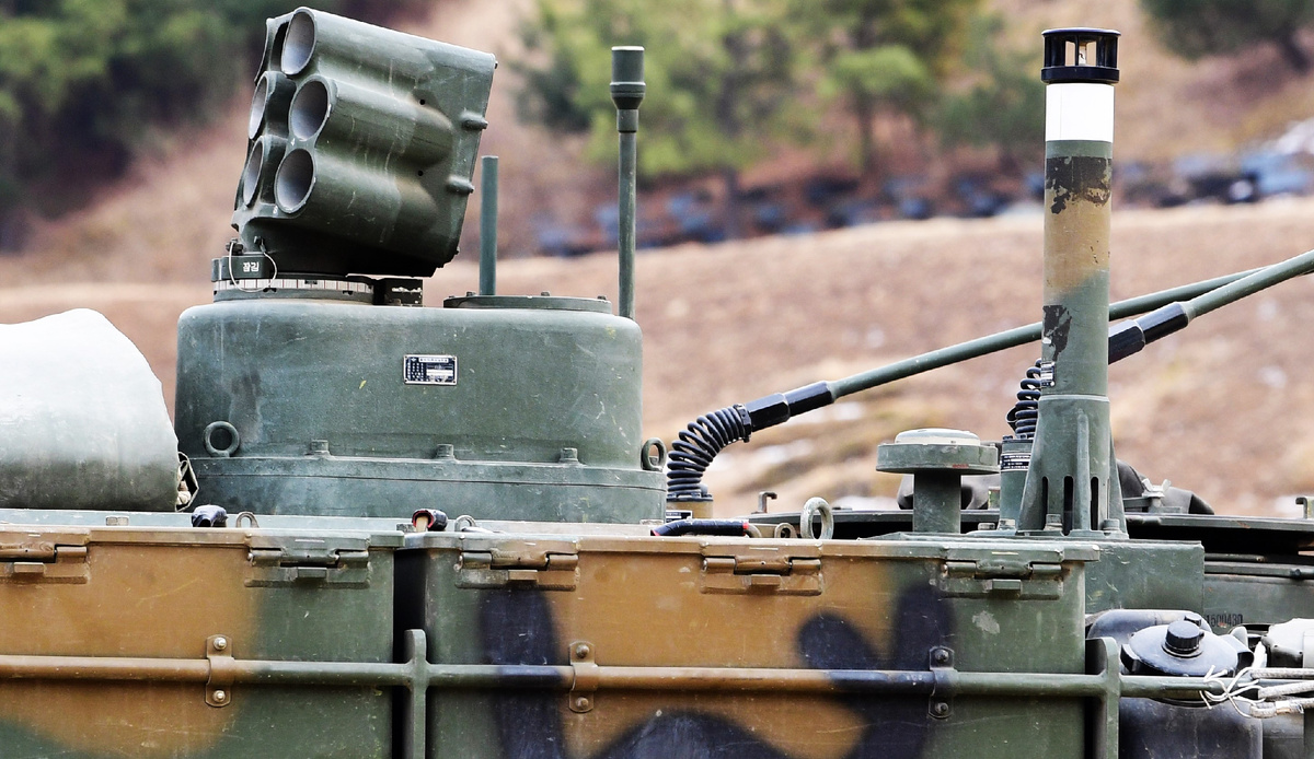 Слева направо: пусковая установка APA MSSG; антенна системы INS и метеодатчик СУО. Под датчиком внизу слева- антенна системы GPS.