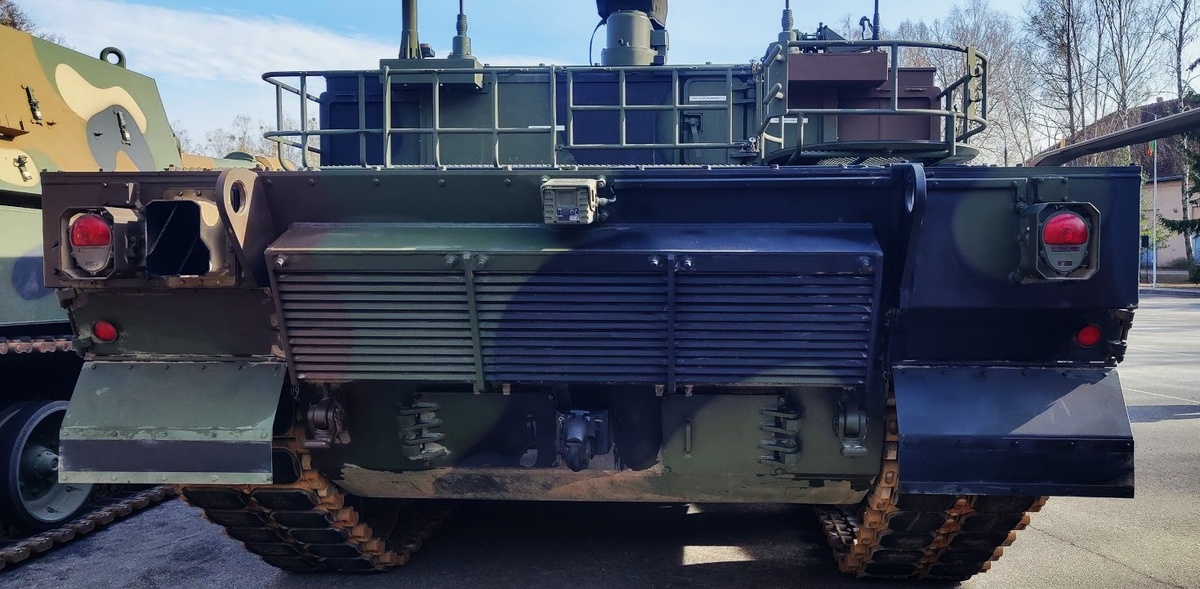 В центре корпуса видна видеокамера заднего обзора.