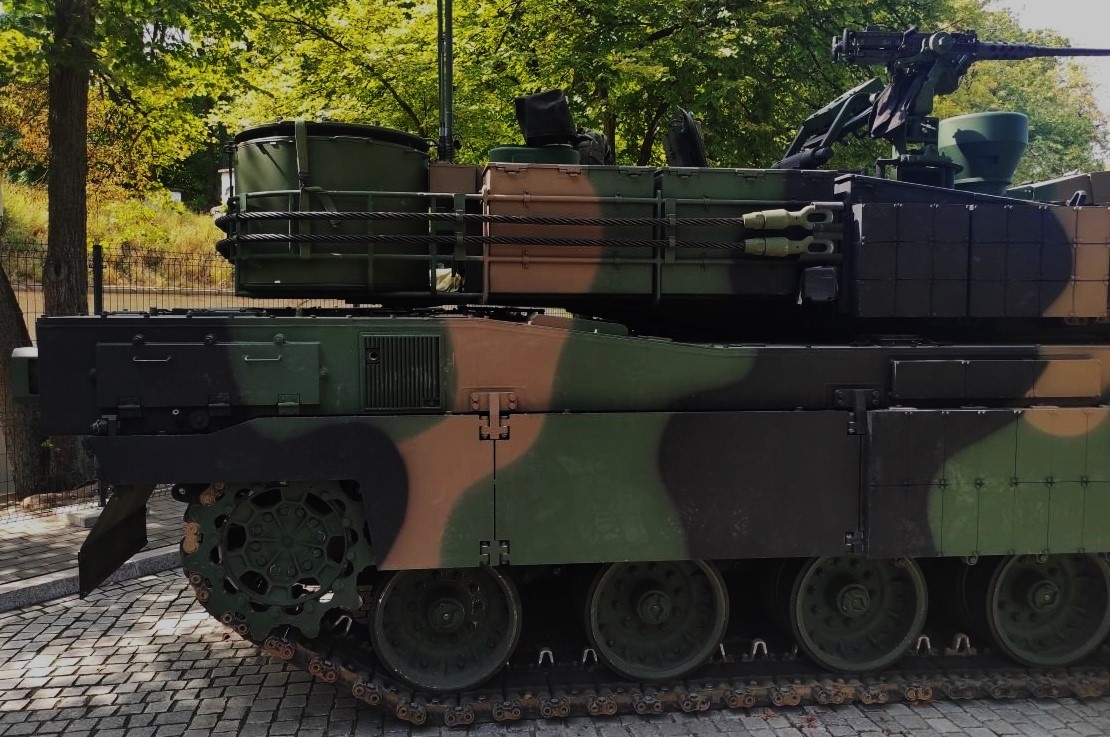 Предположительно, место размещения вспомогательного ГТД ( правая надгусеничная полка в кормовой части корпуса).