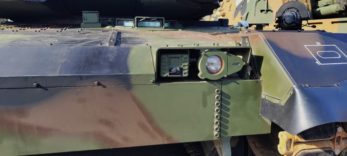 Перископы мехвода в крышке люка и тепловизионный прибор наблюдения ( левее). Справа от фары установлена видеокамера переднего обзора.