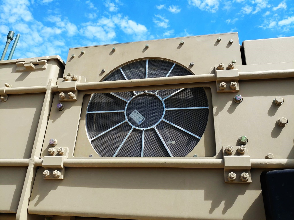 Дополнительный блок системы кондиционирования на правом борту башни.