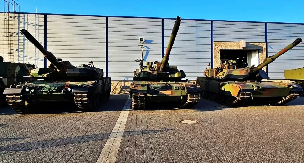 Польские ОБТ : слева направо LEOPARD 2PL, K2GF, М1А1 FEP. Интересно, насколько эффективно будет работать логистическое обеспечение при техническом обслуживании машин, тем более что это не единственные типы ОБТ, состоящие на вооружении.